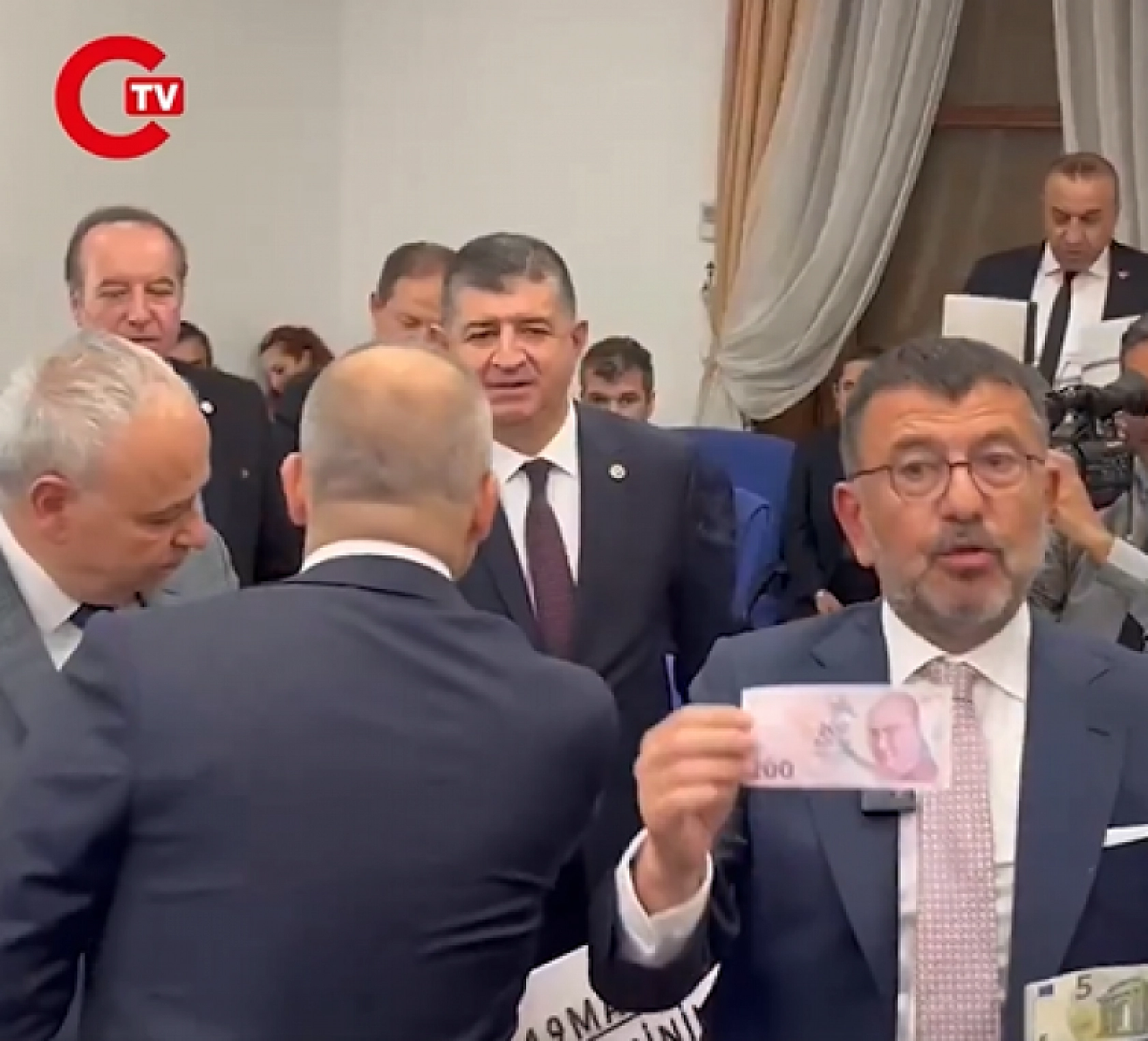 Malatyalı vekil önce tokalaştı sonra protesto etti: 'Fakir fukaraya darbe yapıldı'