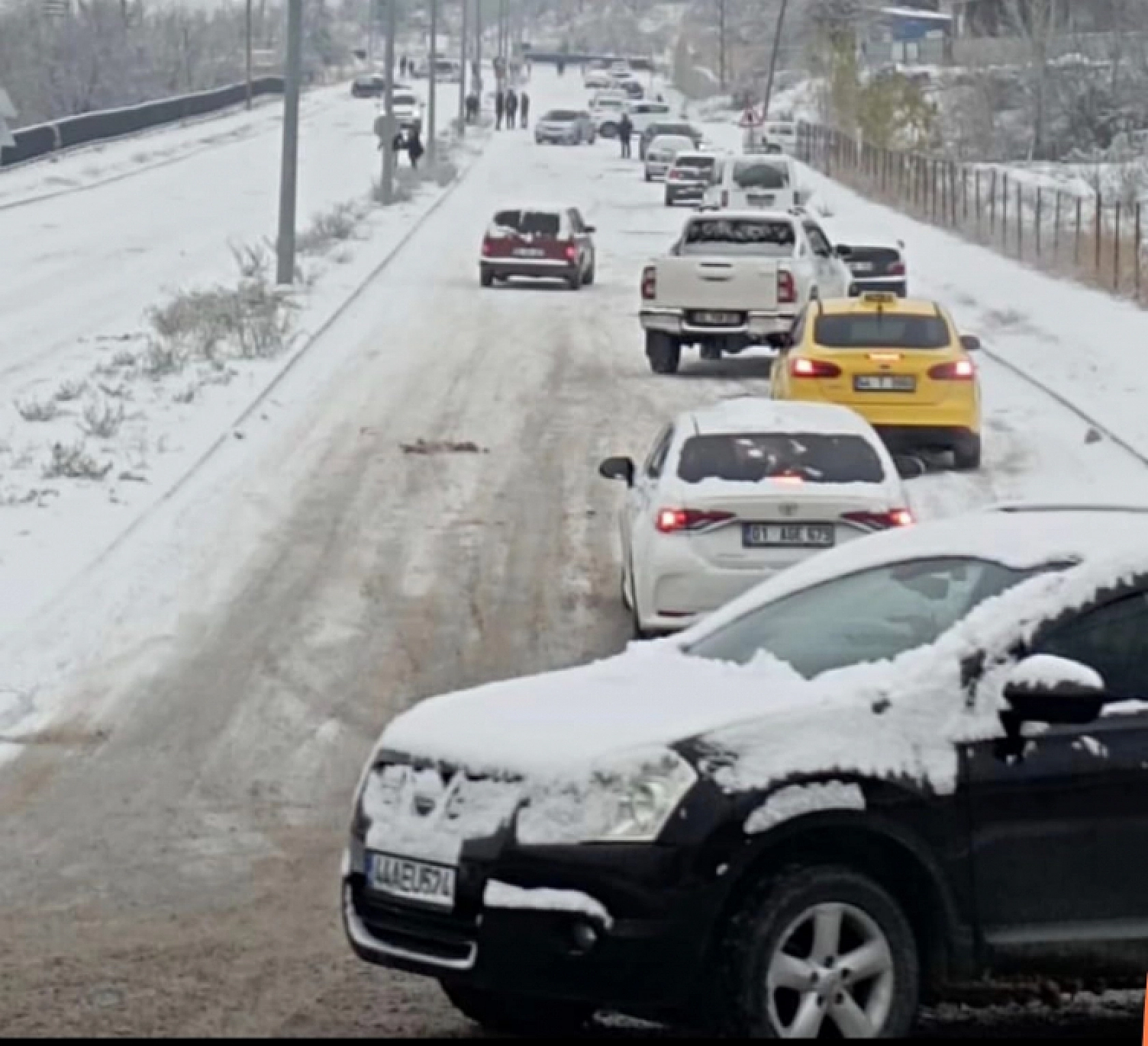Malatya'da Kar Yağışı Sonrası Buzlanma Alarmı: Araçlar Yollarda Mahsur Kaldı