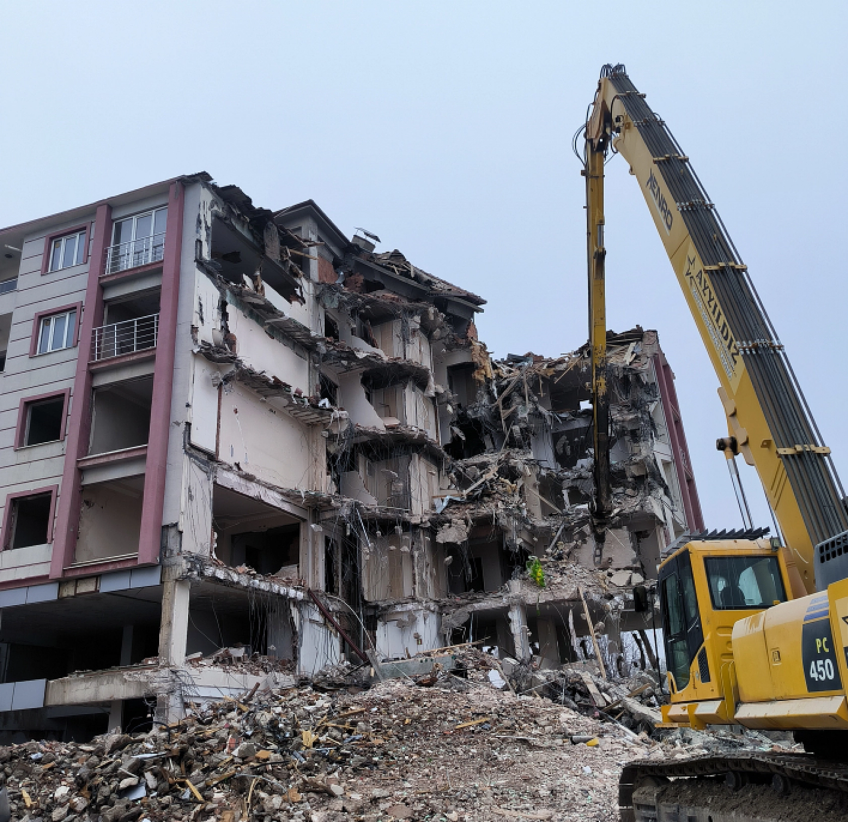 Malatya'da 6 Katlı Enkaz Kamyonlara Doldurularak Belirlenen Noktalara Taşınıyor...