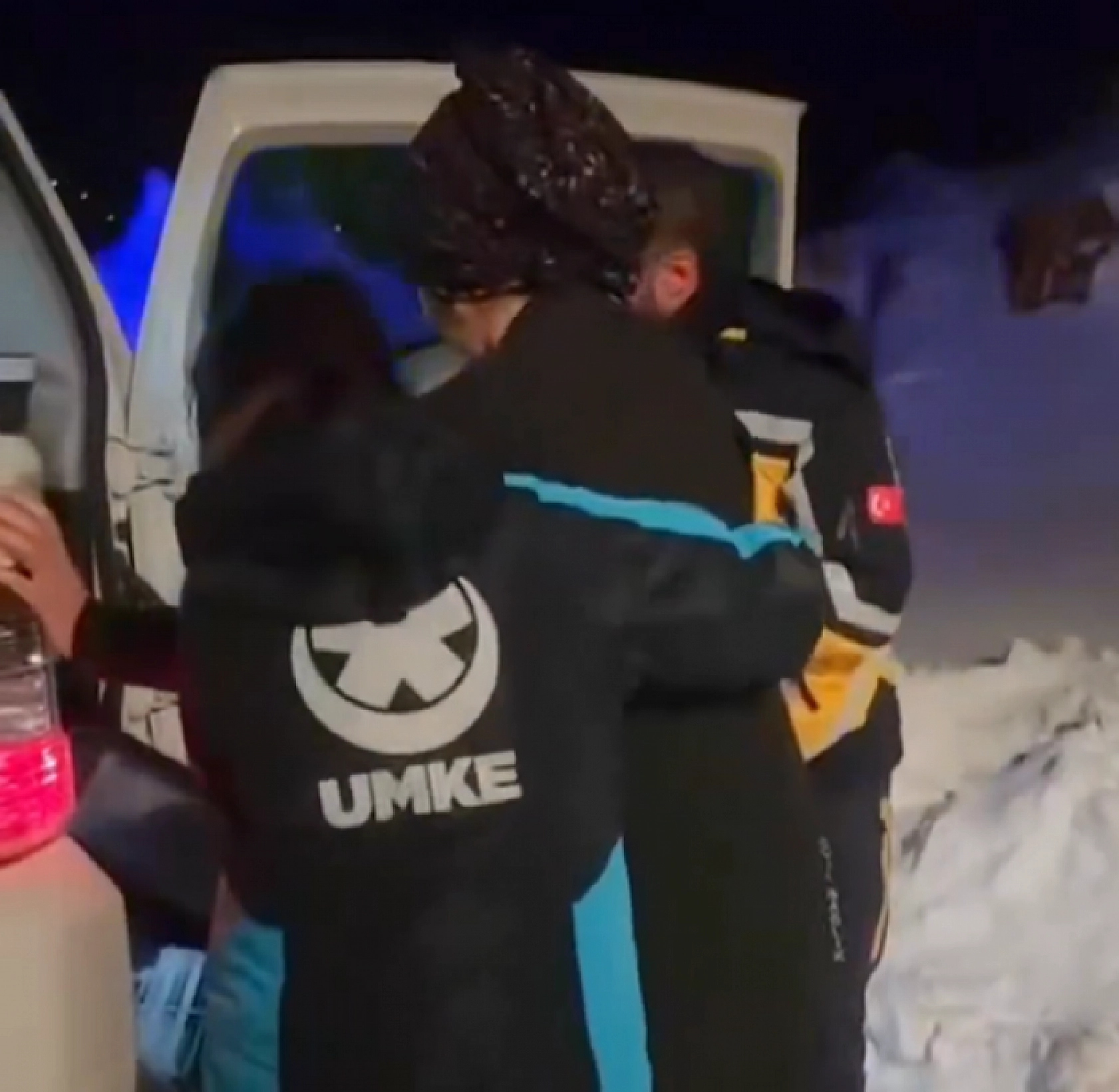 Yoğun kar altında zamanla yarış: UMKE anne ve bebeğe ulaştı