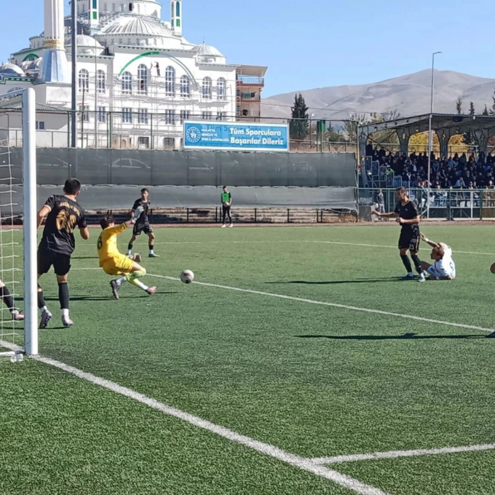 Malatyaspor'un Şampiyonluk Hayalleri Sarsıldı, Yeşilyurt Belediyespor Zirvede..!