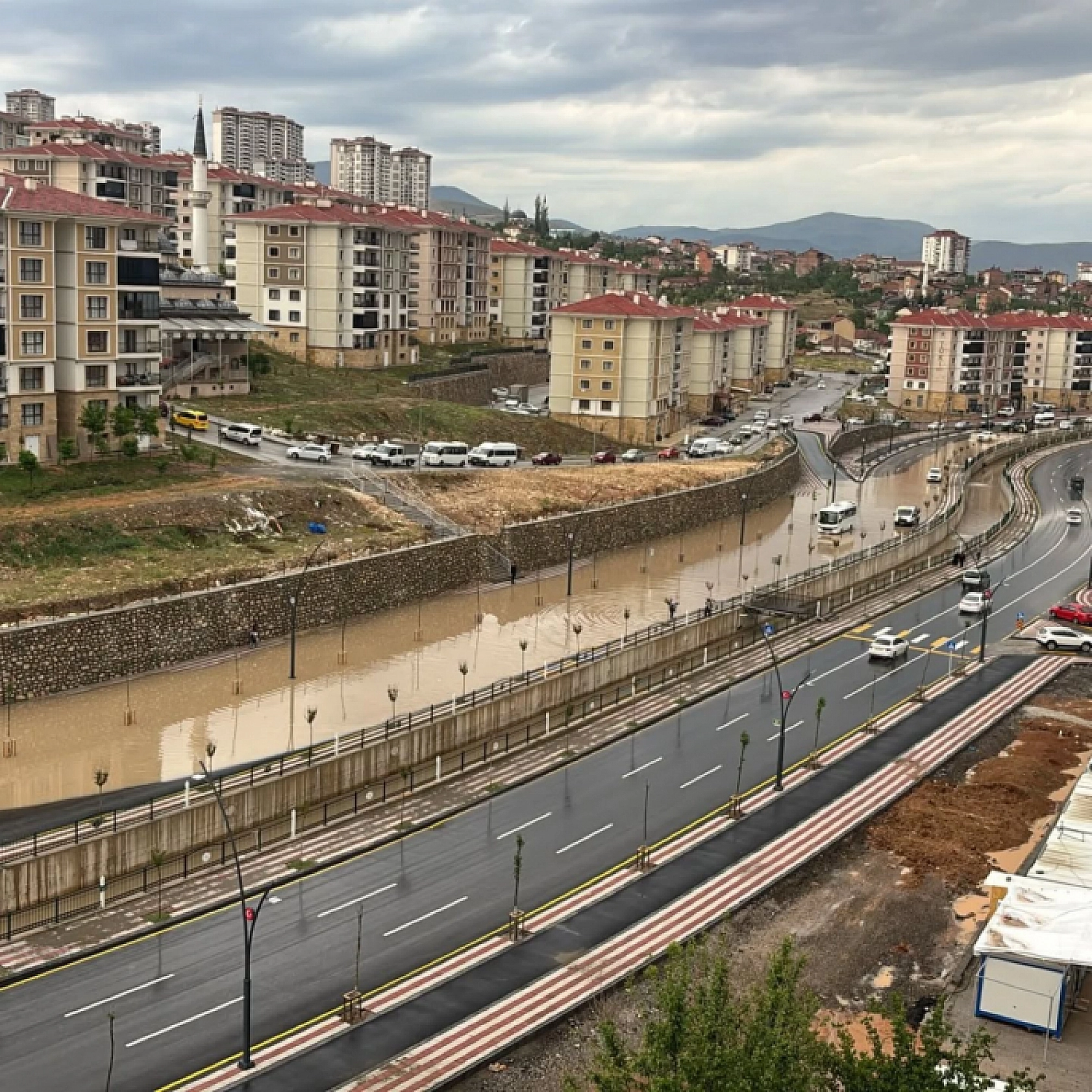 Malatya'da milyonluk yol suya gömüldü: Bir yıl bile dayanamadı..!