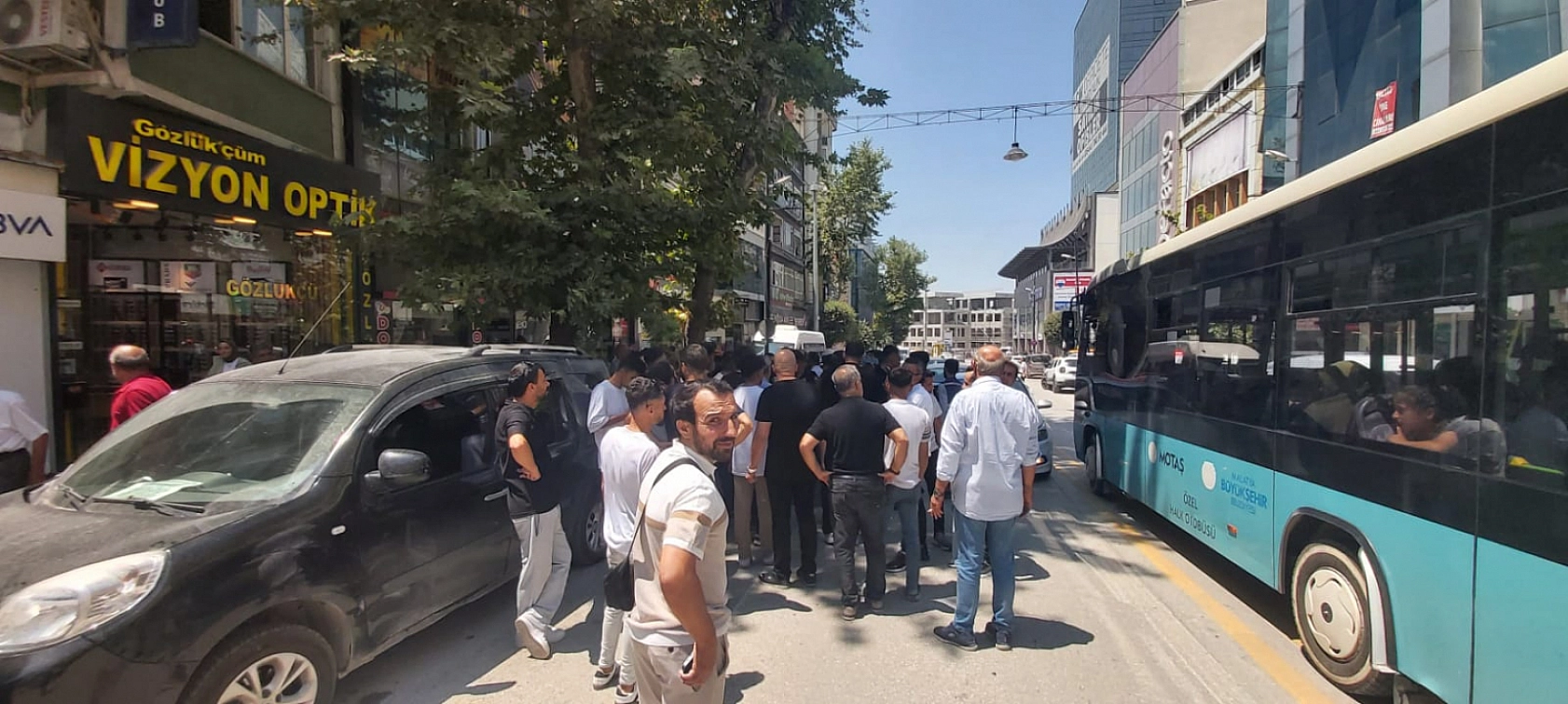 Malatya'da yıkım gerginliği! Esnaf isyan etti! Kışla Caddesi trafiğe kapattı!
