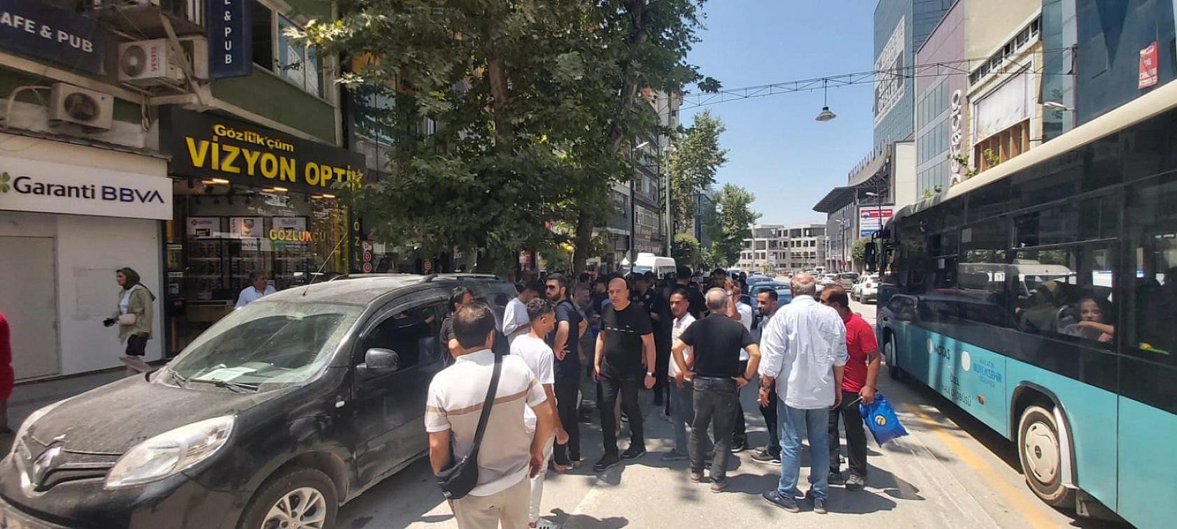 Malatya'da yıkım gerginliği! Esnaf isyan etti! Kışla Caddesi trafiğe kapattı!
