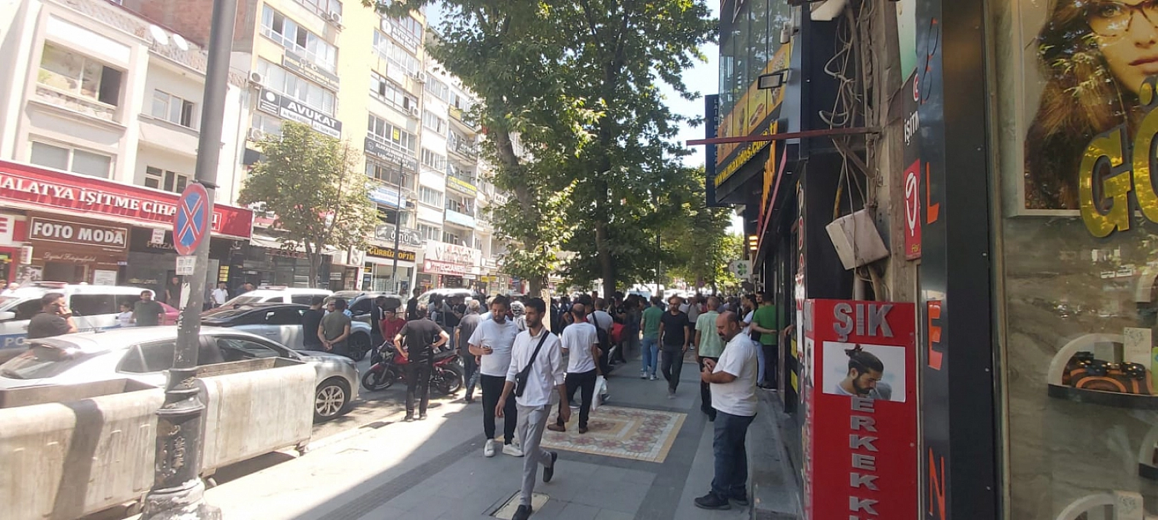 Malatya'da yıkım gerginliği! Esnaf isyan etti! Kışla Caddesi trafiğe kapattı!