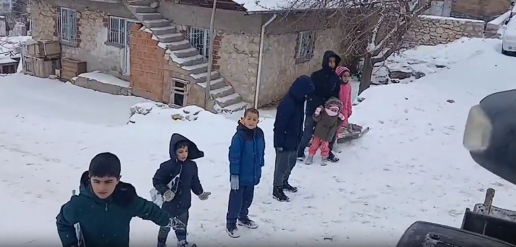Malatya'da kar direnişi: Çocuklar iş makinesini durdurdu