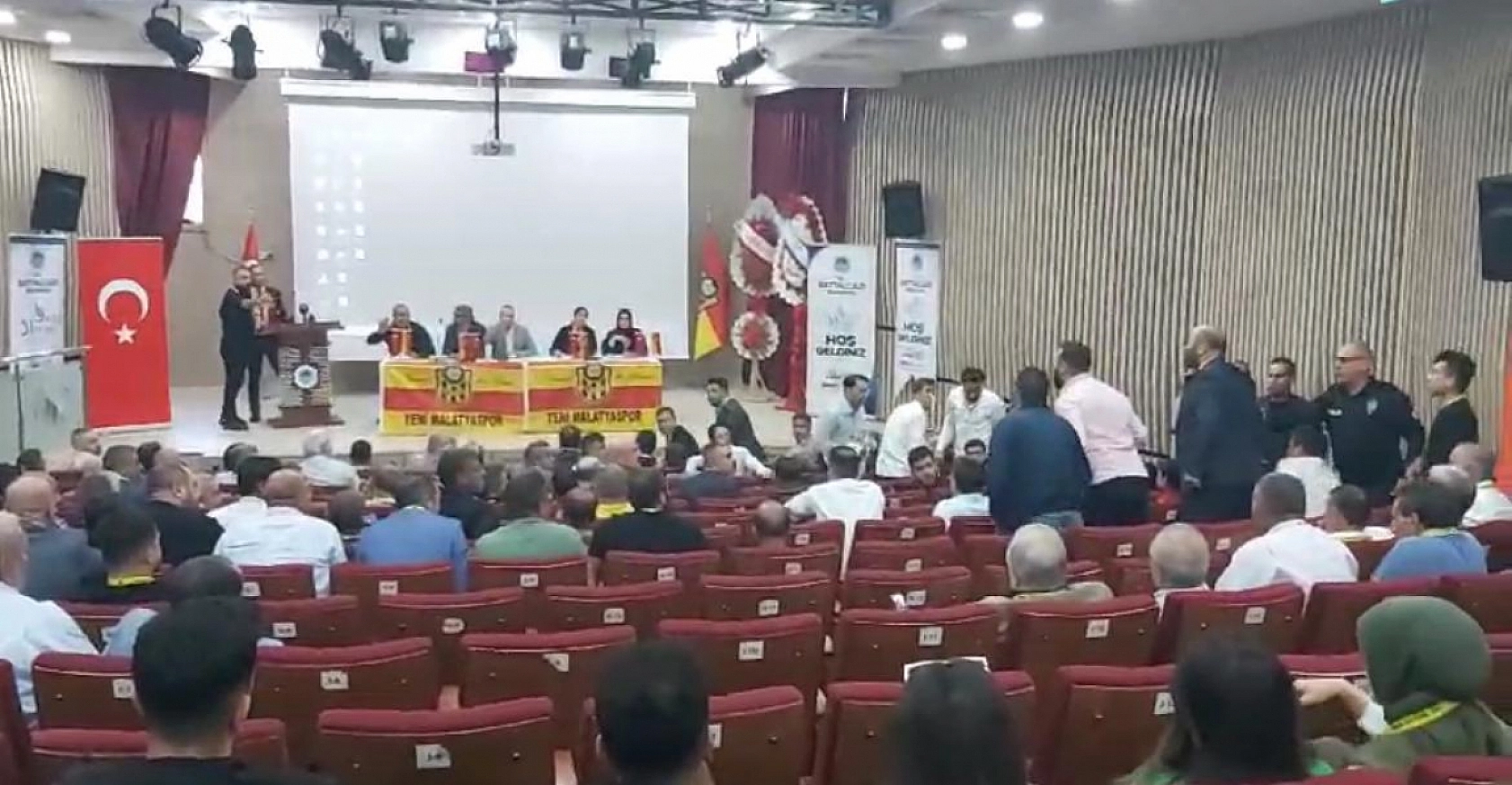 Yeni Malatyaspor Kongresinde Kavga Çıktı..! Ortalık Savaş Alanına Döndü..!