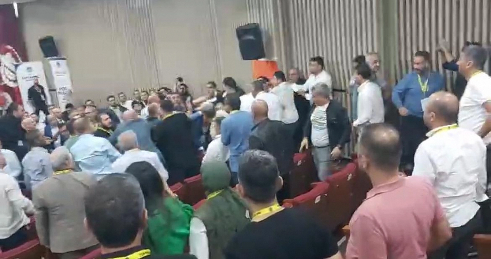 Yeni Malatyaspor Kongresinde Kavga Çıktı..! Ortalık Savaş Alanına Döndü..!