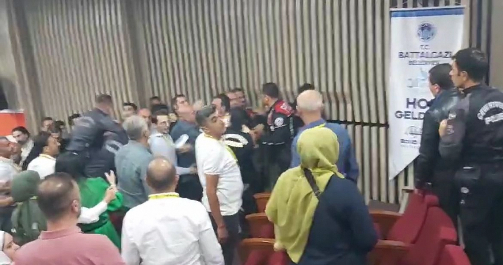 Yeni Malatyaspor Kongresinde Kavga Çıktı..! Ortalık Savaş Alanına Döndü..!