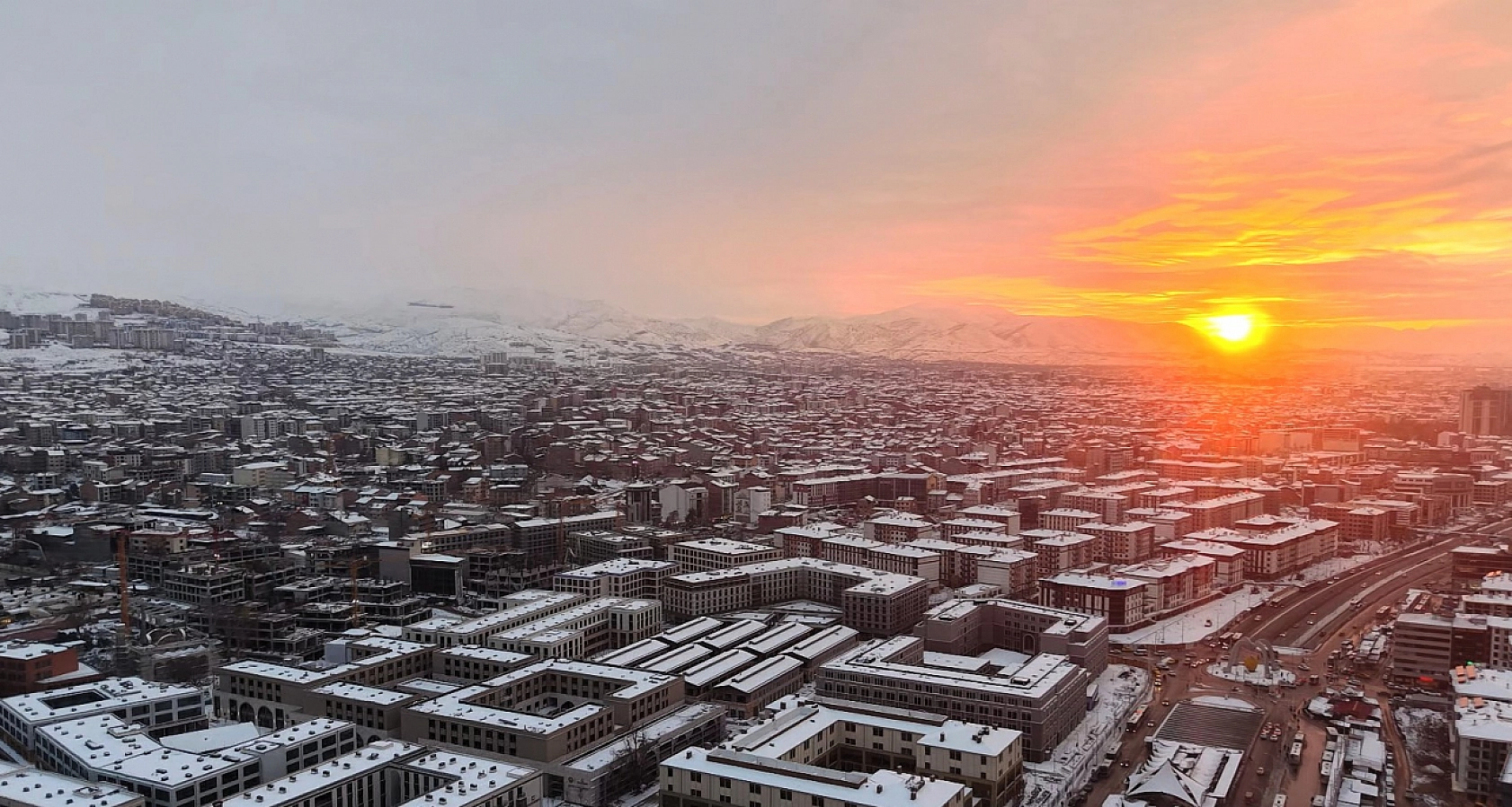 Yeni Malatya çarşısı beyaz örtüyle kartpostallık görüntüler sundu
