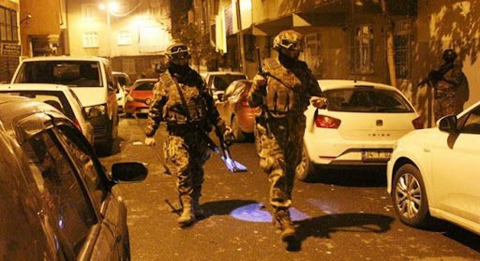 Malatya'nın 3 Mahallesine Şafak Baskını: Binlerce Hap ve Uyuşturucu Ele Geçirildi…
