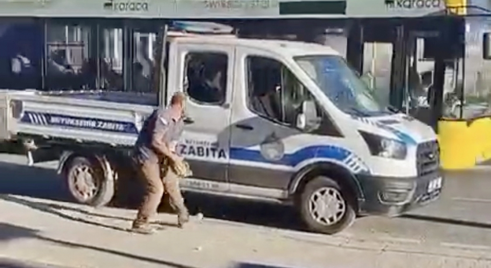 Çarşı pazar karıştı: Malatya'da zabıta aracına saldırı!