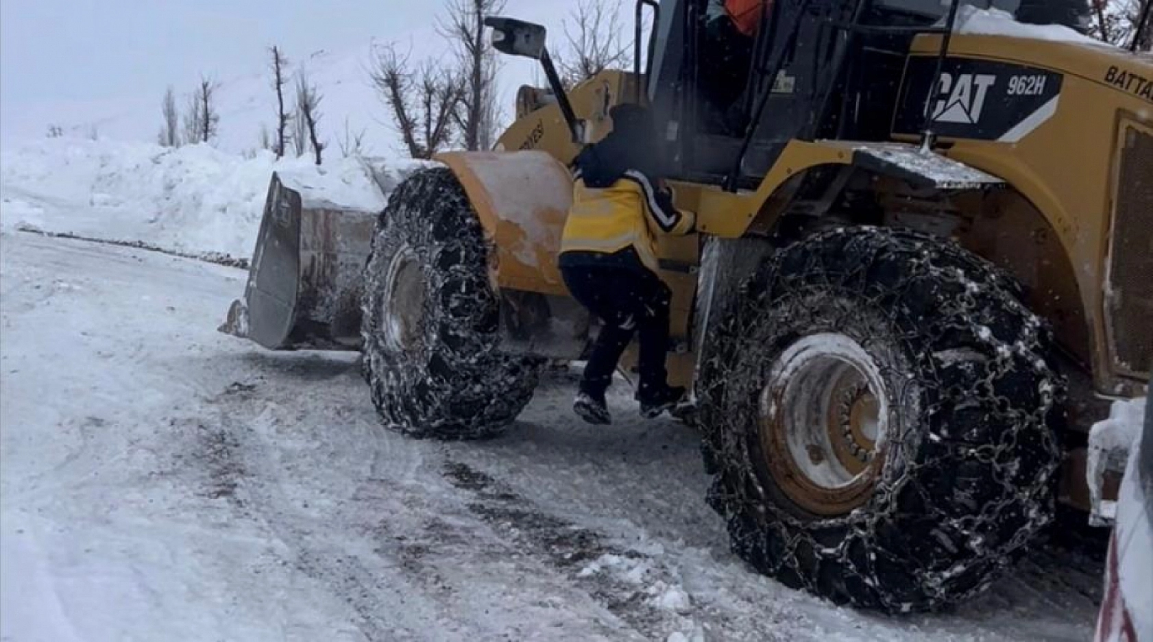 Battalgazi'de ambulans gidemeyince iş makinesi devreye girdi