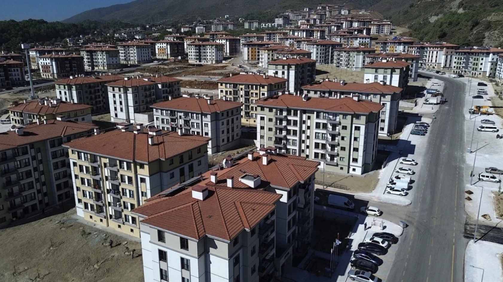Dar Gelirli Ailelere Müjde! Bakan 250 Bin Konut Sözü Verdi!
