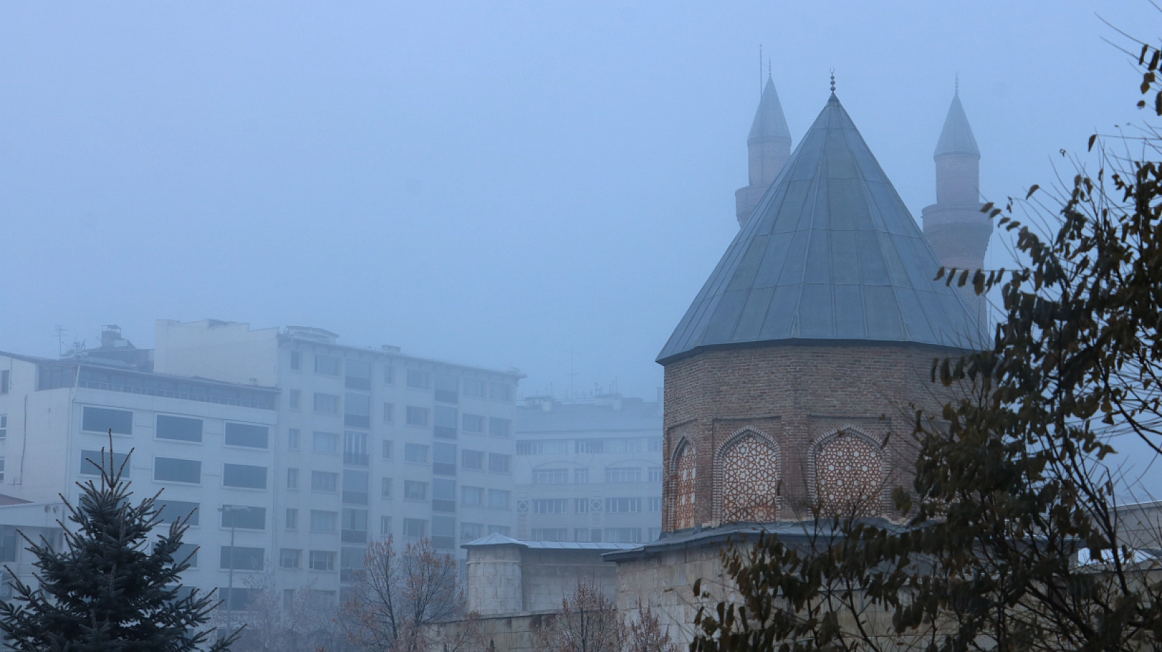 Sis adeta kenti yuttu, ortaya kartpostallık görüntüler çıktı