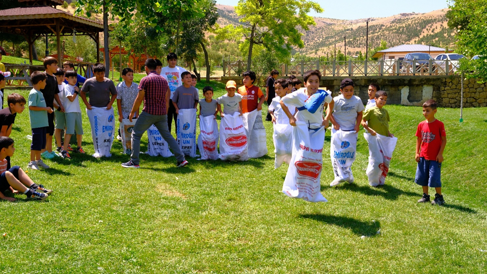 Malatya'da kardeşlik tablosu: Yüzlerce öğrenci Beydağı'nda kucaklaştı
