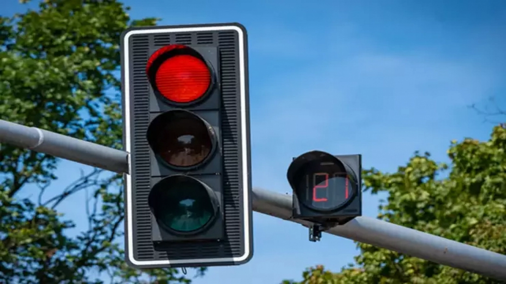 Trafik denetimlerinde çarpıcı rakamlar: 2025'in ilk 4 ayında 369 bin kırmızı ışık ihlali