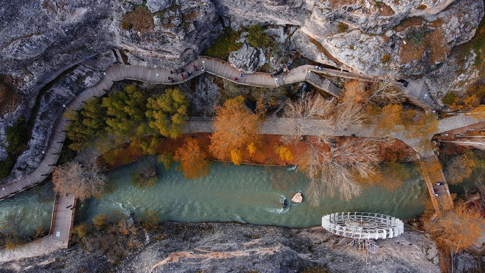 Sonbaharın Renk Cümbüşü: Günpınar Şelalesi'nde Göz Kamaştıran Görüntüler