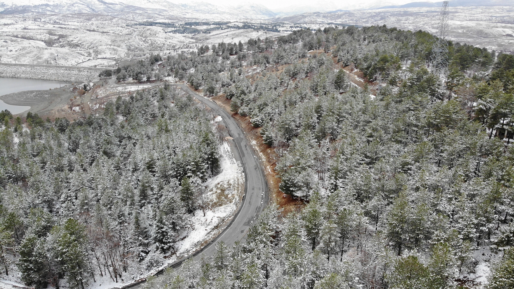 Sürgü Barajı'nda Kış Büyüsü: Beyaz Örtüyle Nefes Kesen Manzara