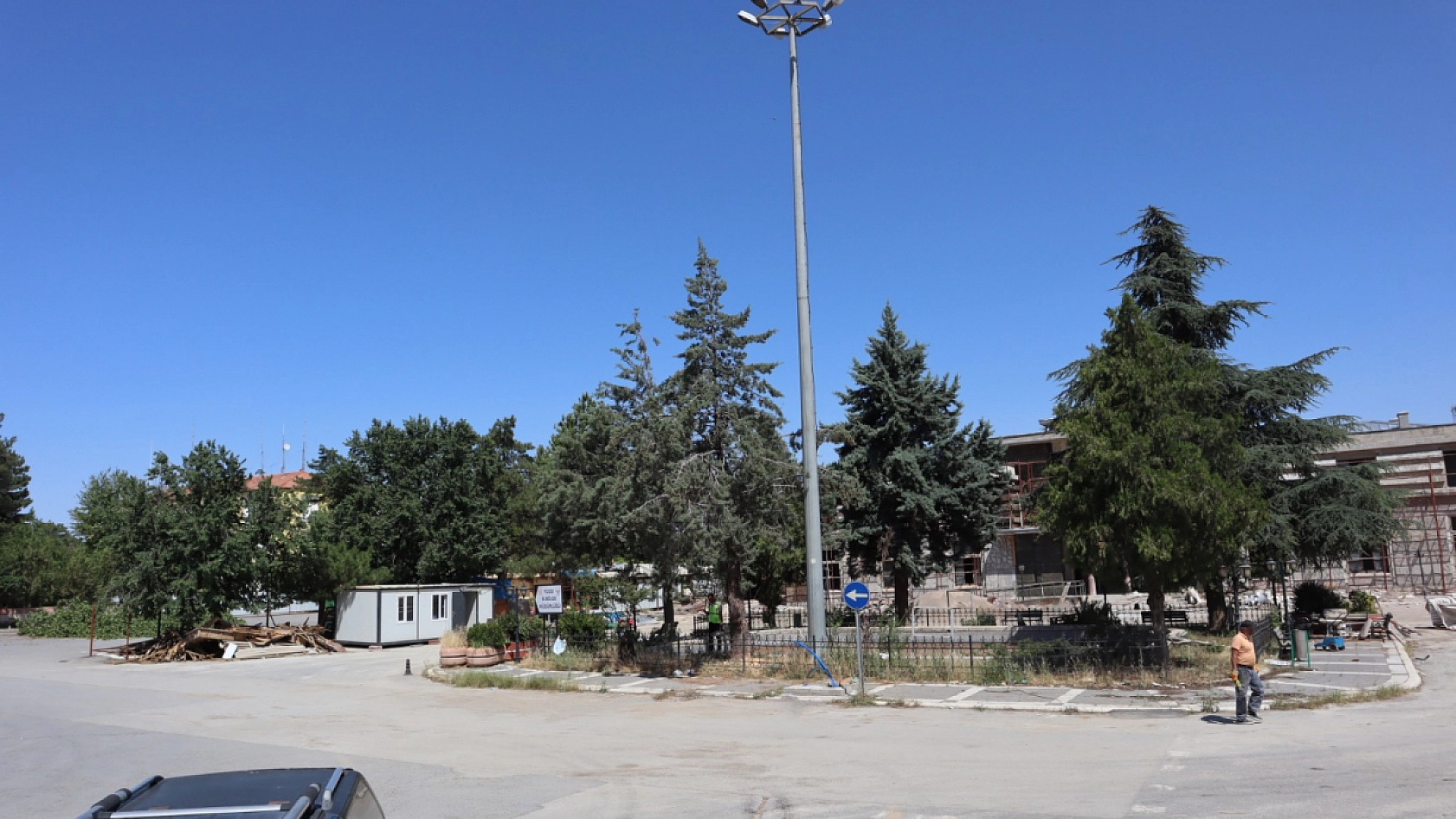 Malatya'da yeşil alanlar grileştiriliyor: 35 yıllık ağaçlar betona kurban ediliyor!