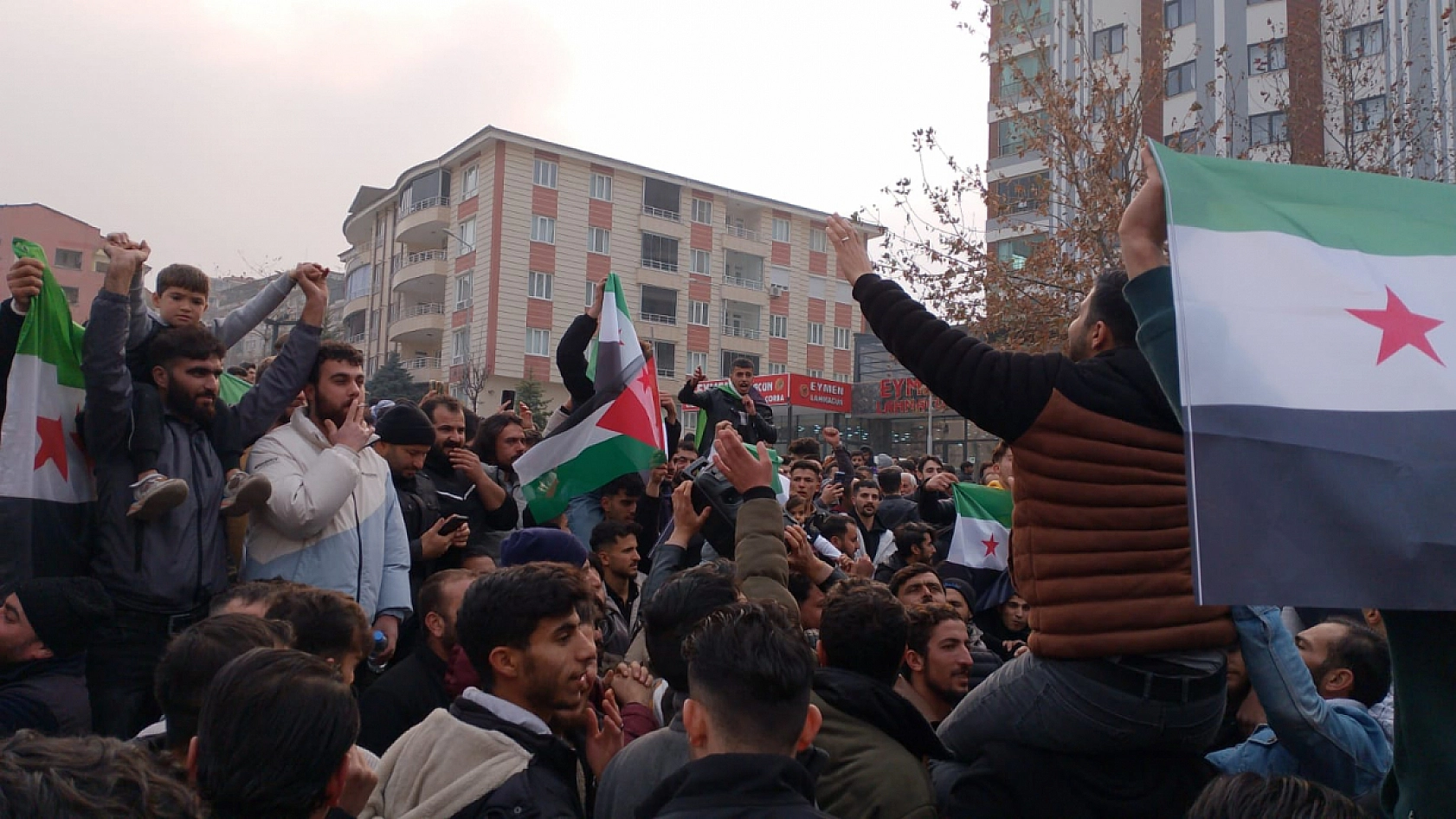 Malatya'daki Suriyeliler, Esed'in Gidişini Kutluyor