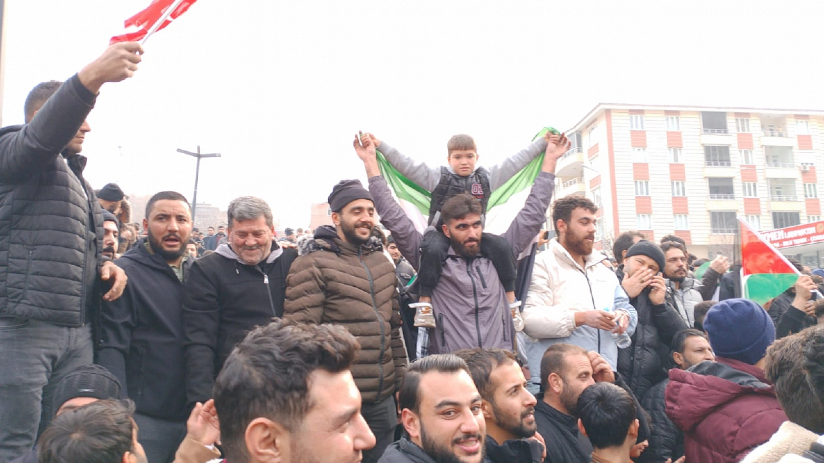 Malatya'daki Suriyeliler, Esed'in Gidişini Kutluyor