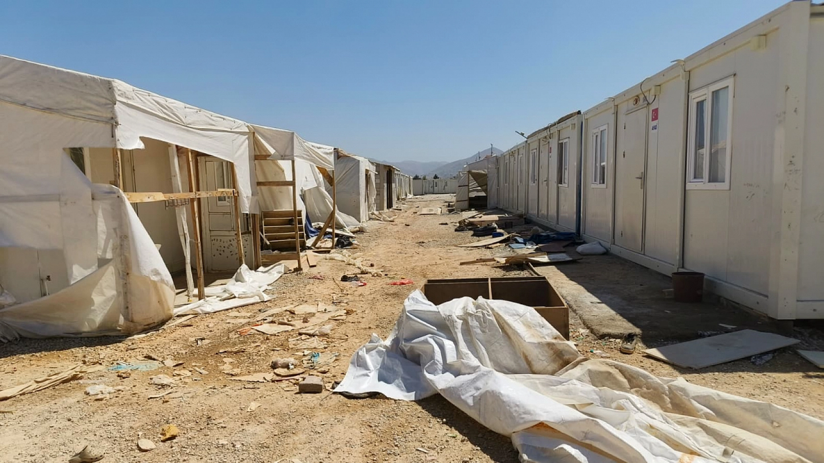 Malatya'da, Çevre Felaketine Dönüştü!!! Çöpler, Kırık Kapılar ve Tahrip Edilen Konteynerler…