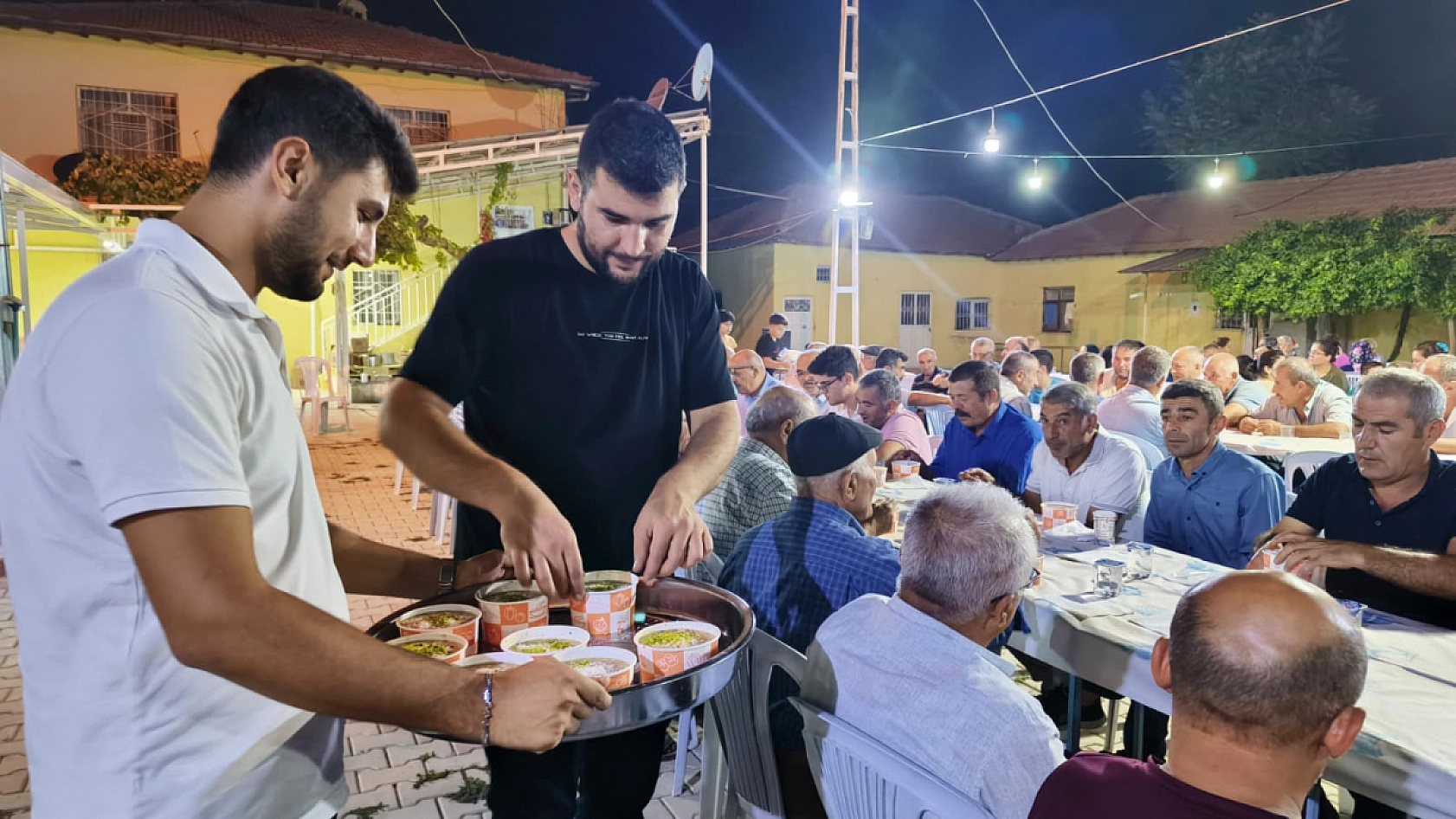 Kerbela'dan Günümüze… Bin Yıllık Lezzet ve İnanç Aşurede Paylaşıldı