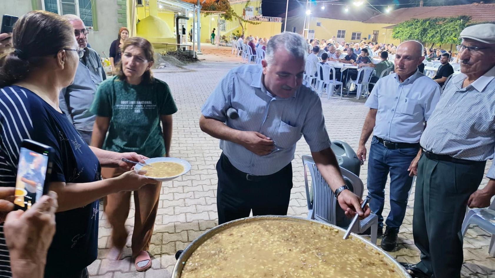 Kerbela'dan Günümüze… Bin Yıllık Lezzet ve İnanç Aşurede Paylaşıldı