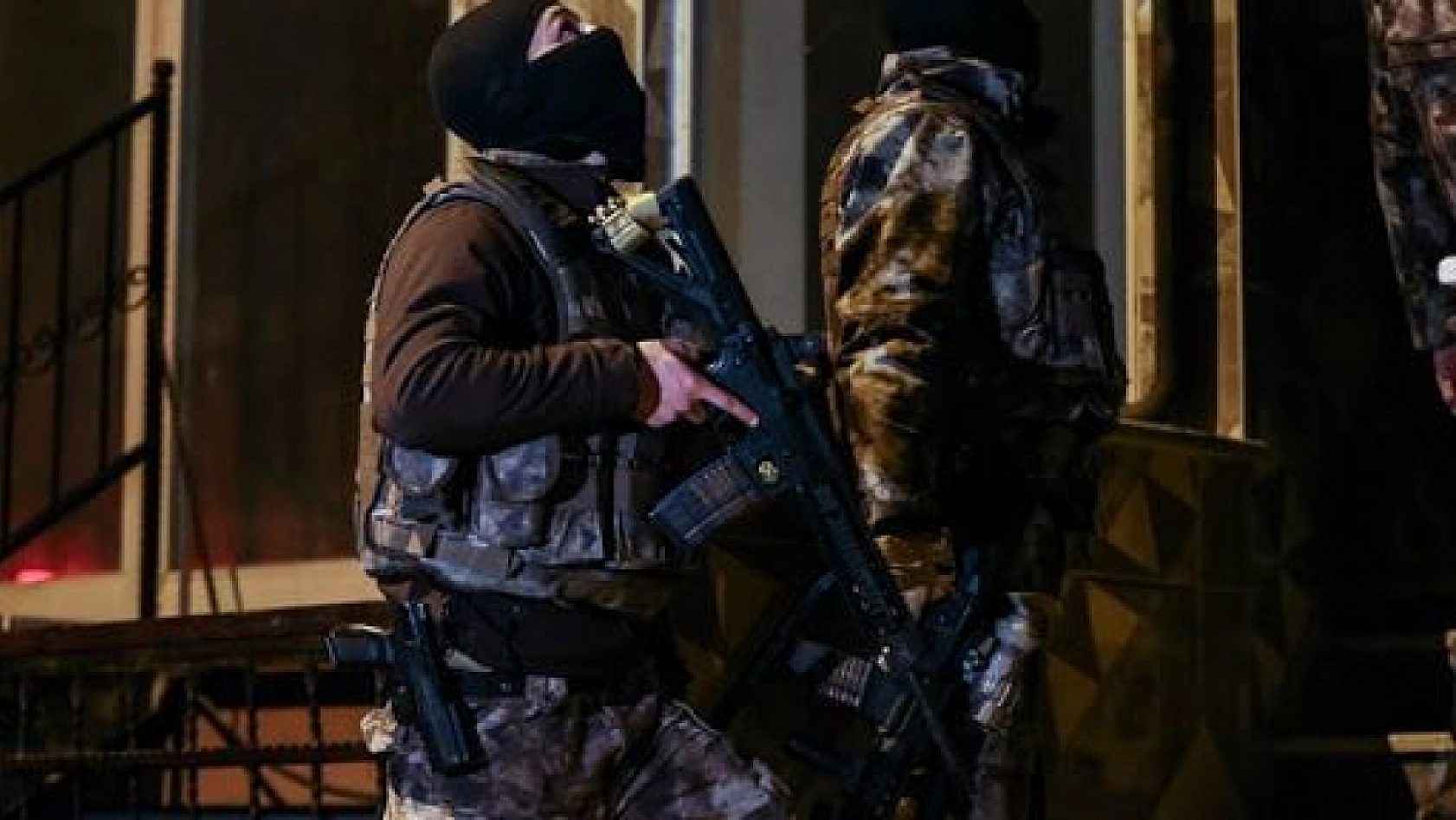 Malatya'nın 3 Mahallesine Şafak Baskını: Binlerce Hap ve Uyuşturucu Ele Geçirildi…