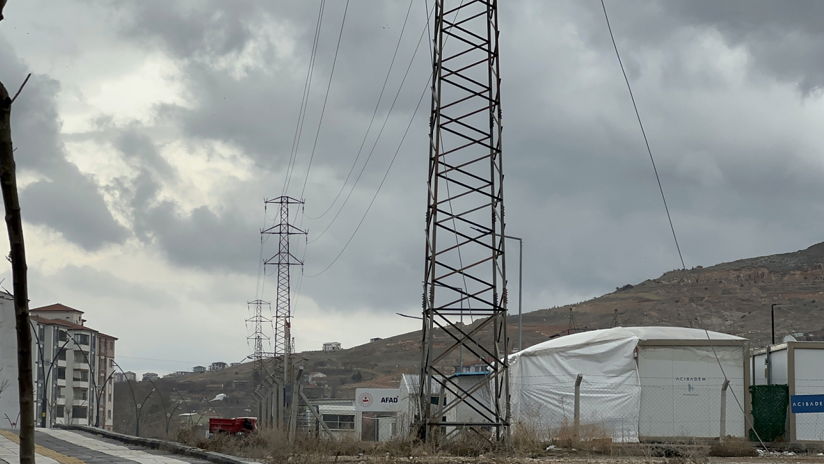 Malatya'nın Göbeğinde 35 Bin Voltluk Dehşet: Facianın Eşiğinden Dönüldü! Hesap Sorulacak mı?