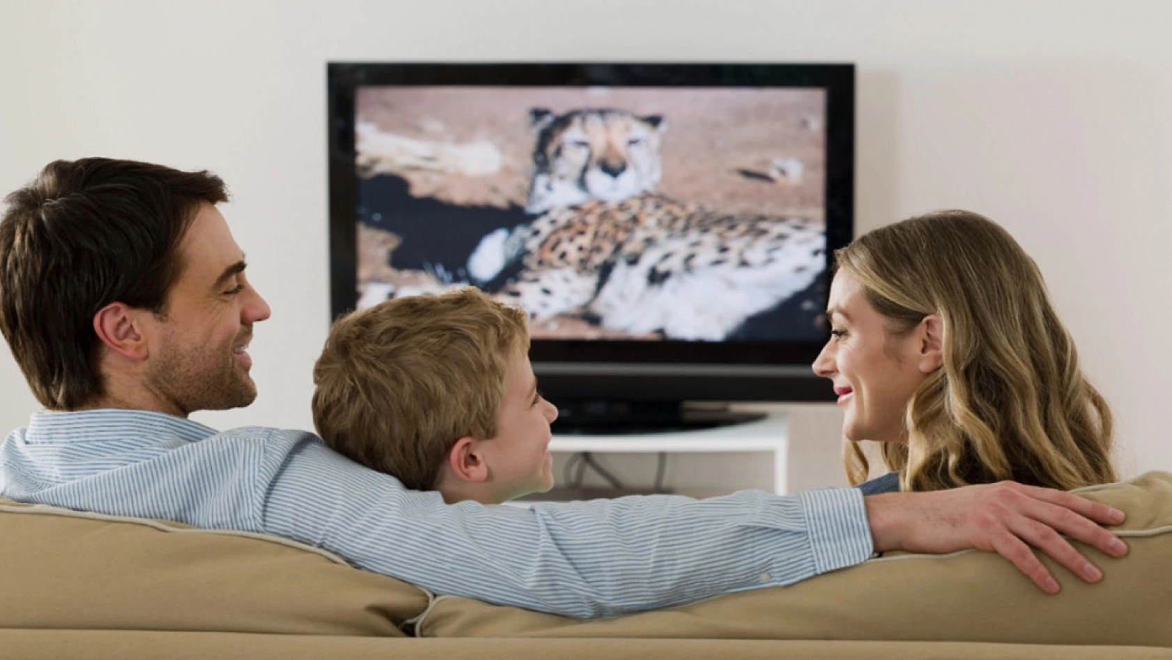 Türk Dizileri Toplumu Yozlaştırıyor: Aldatma, Şiddet ve Lüks Yaşam Normalleşiyor