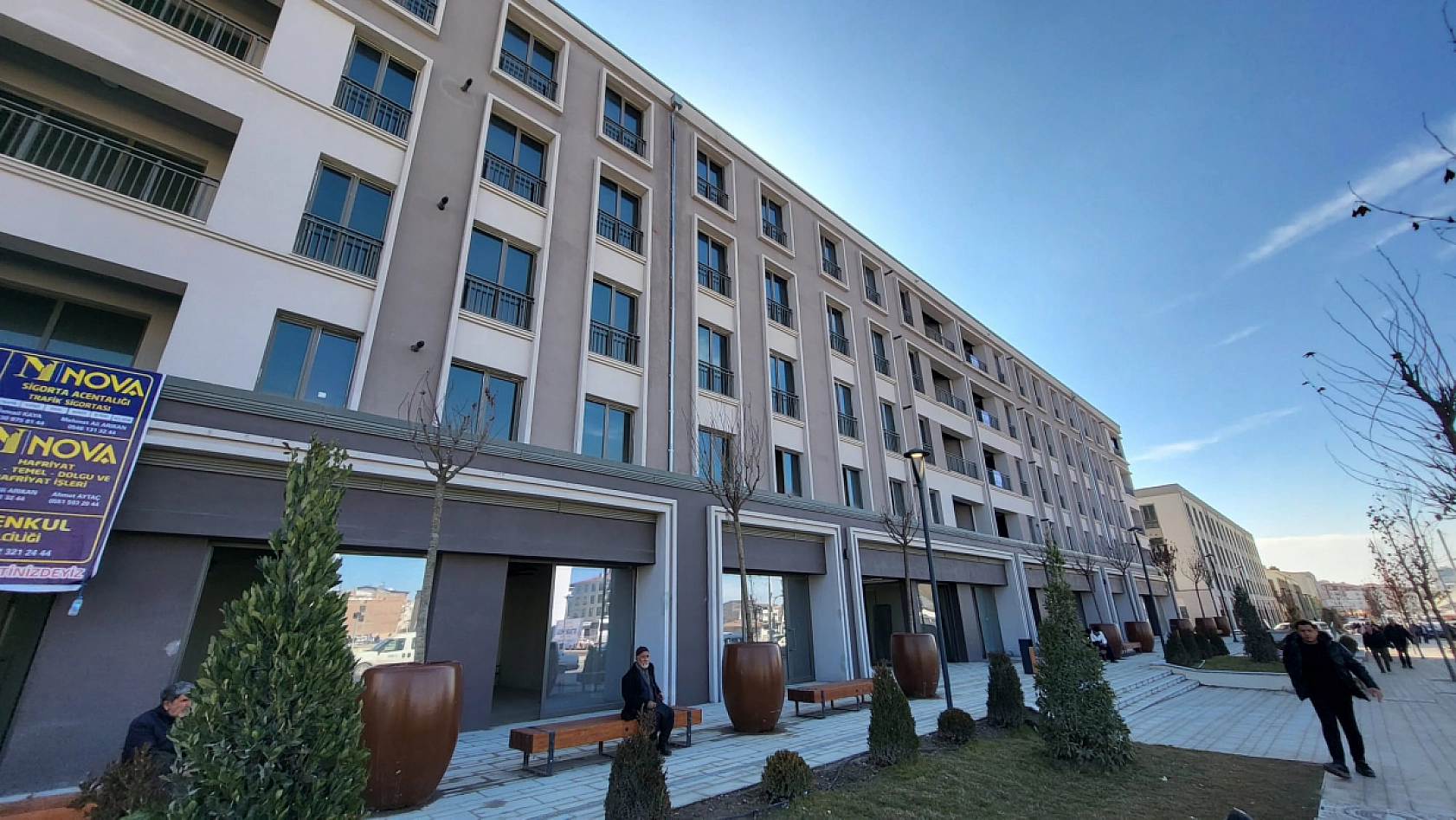 Malatya'da esnaflar dükkâna sığmıyor: Anahtarı alan duvarı yıktı