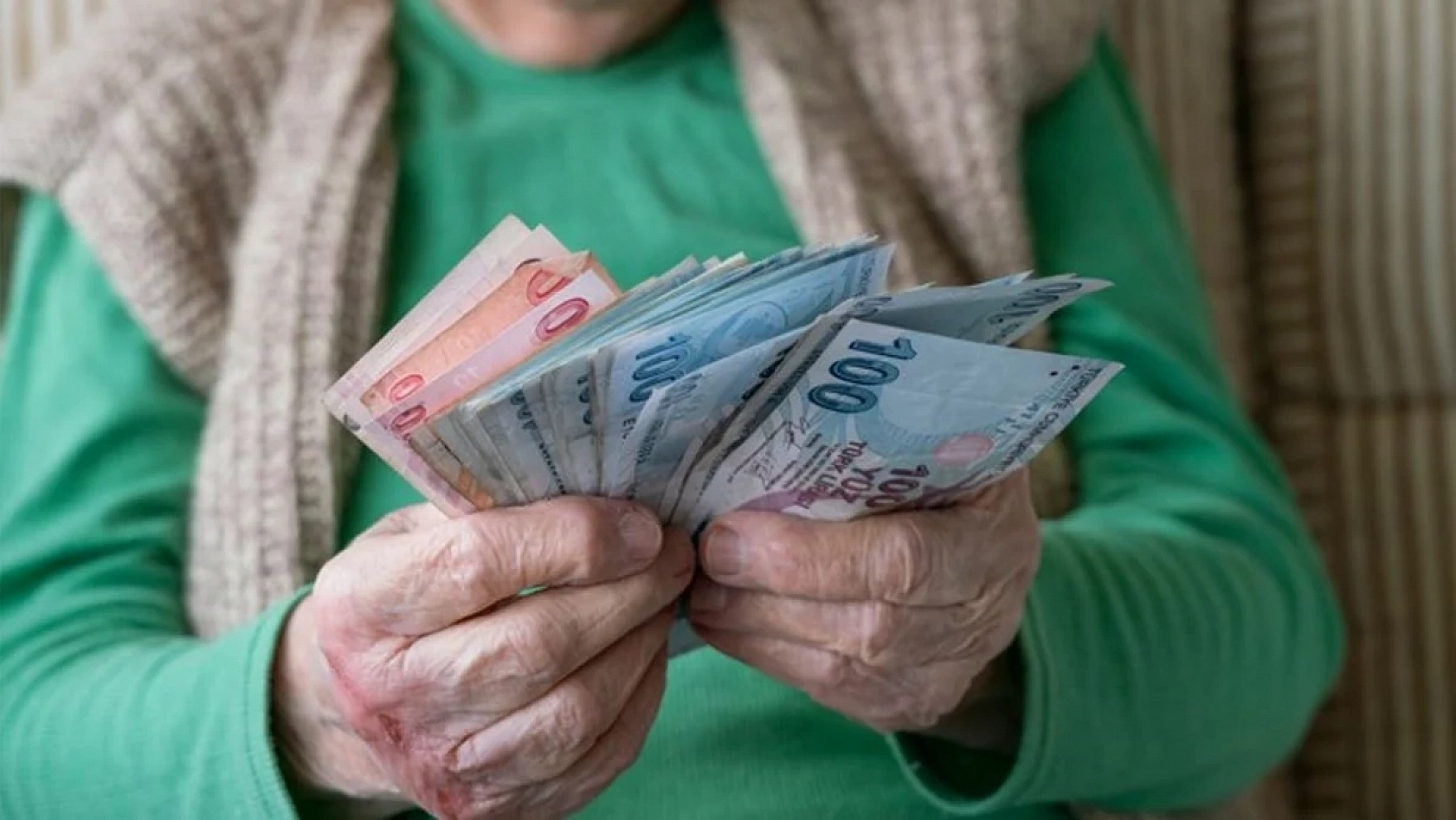 Ağbaba: 'Emekliyi ezdirmicez dediler! Dozer gibi üstünden geçtiler!'