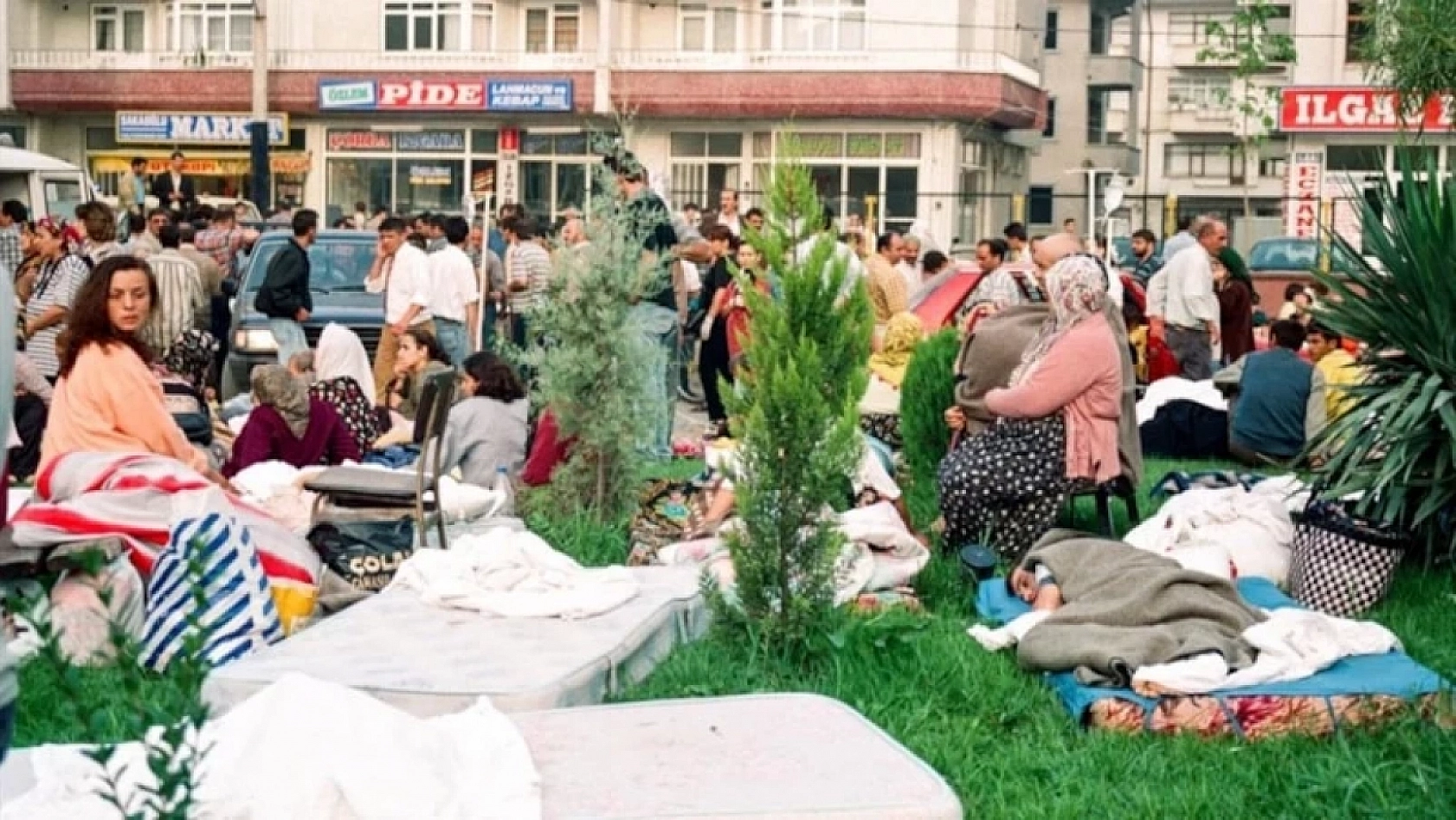 17 Ağustos Depremi'nin hafızalardan silinmeyen görüntüleri! 27 yıl geçti