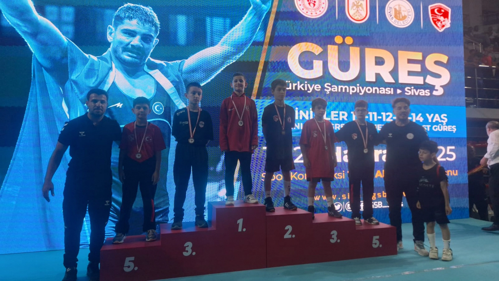 Malatyalı genç güreşçiler madalyayla döndü!