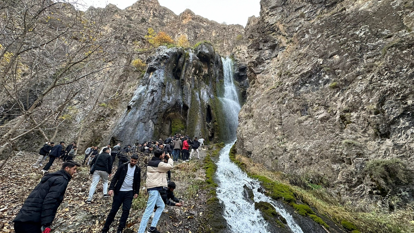 Van ve Şırnak'tan Gelen Gençler, Hakkari'nin Doğal ve Tarihi Zenginliklerini Keşfetti