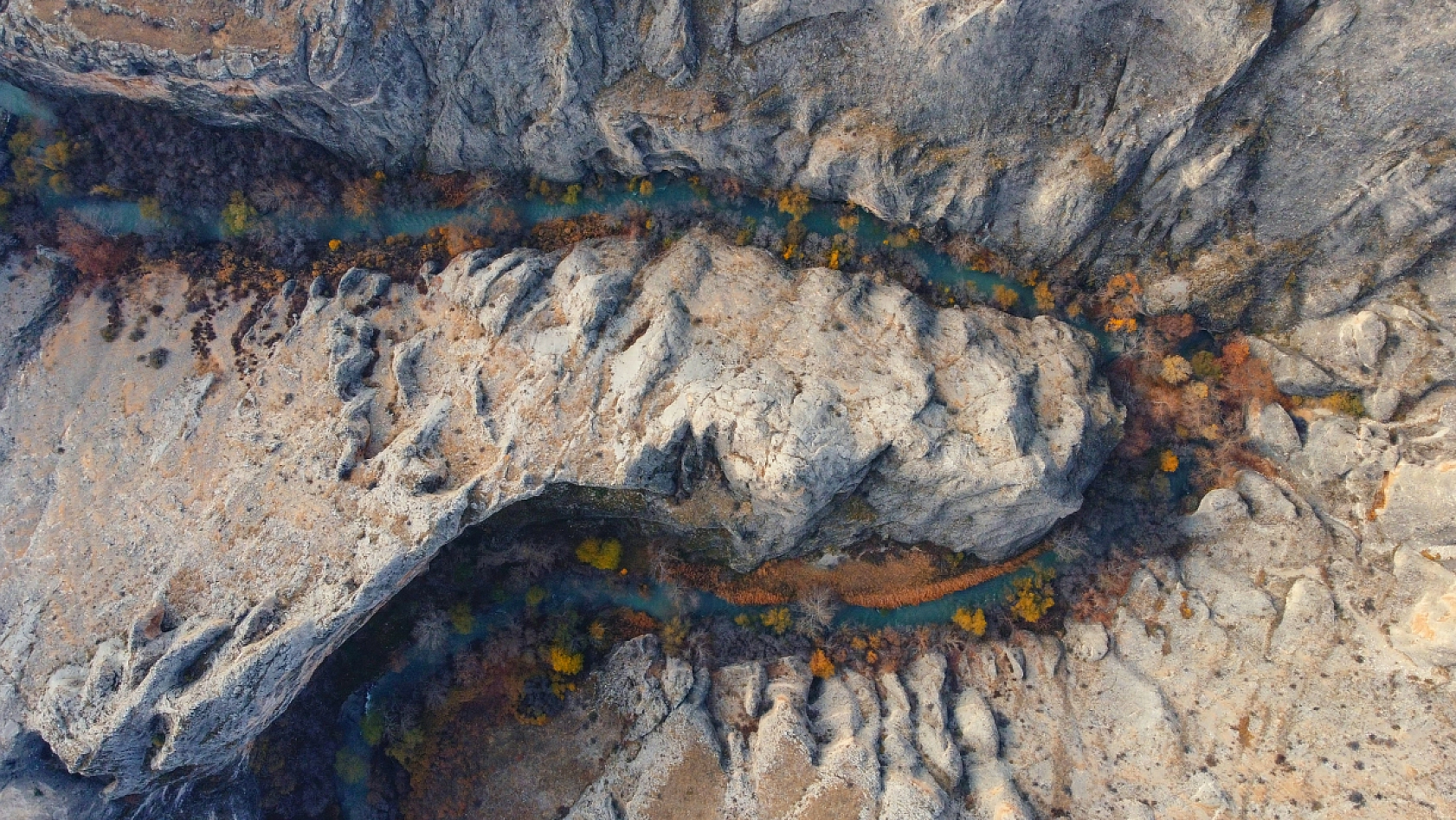 Sonbaharın Renk Cümbüşü: Günpınar Şelalesi'nde Göz Kamaştıran Görüntüler