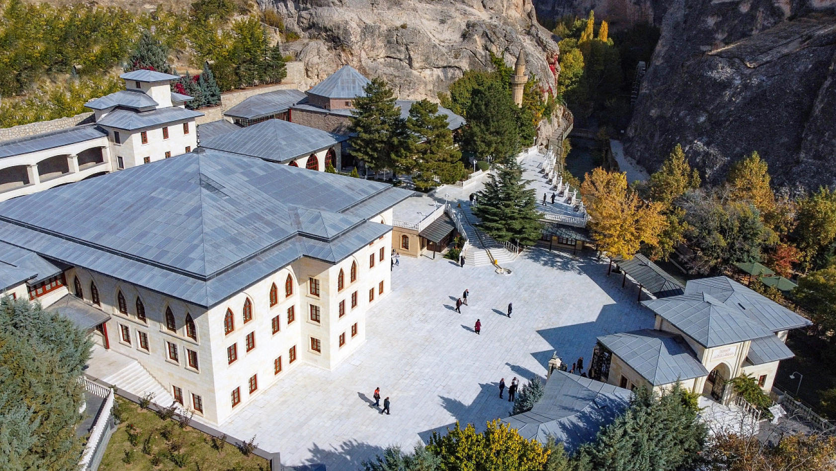 Sonbaharın Renk Cümbüşü: Günpınar Şelalesi'nde Göz Kamaştıran Görüntüler