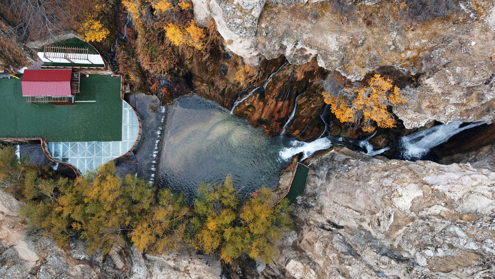 Sonbaharın Renk Cümbüşü: Günpınar Şelalesi'nde Göz Kamaştıran Görüntüler