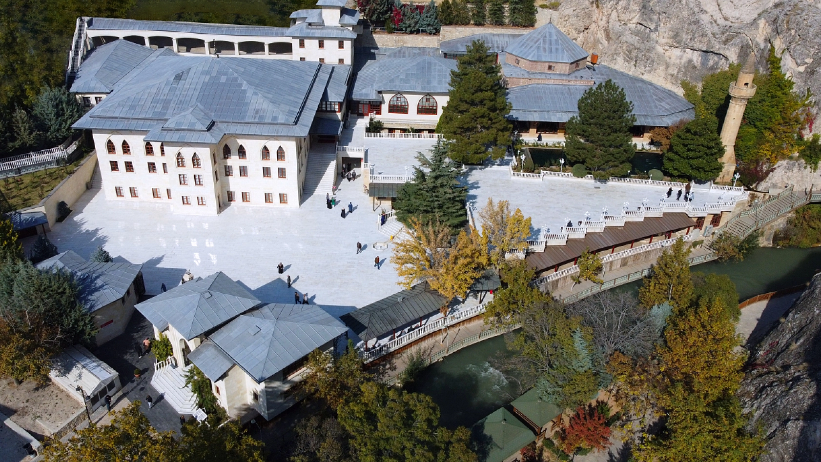 Sonbaharın Renk Cümbüşü: Günpınar Şelalesi'nde Göz Kamaştıran Görüntüler