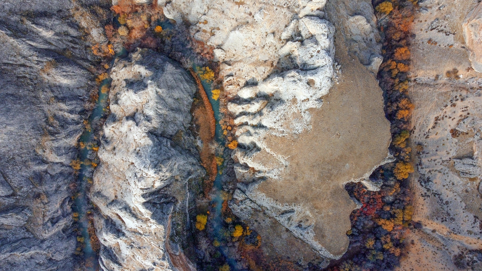 Sonbaharın Renk Cümbüşü: Günpınar Şelalesi'nde Göz Kamaştıran Görüntüler