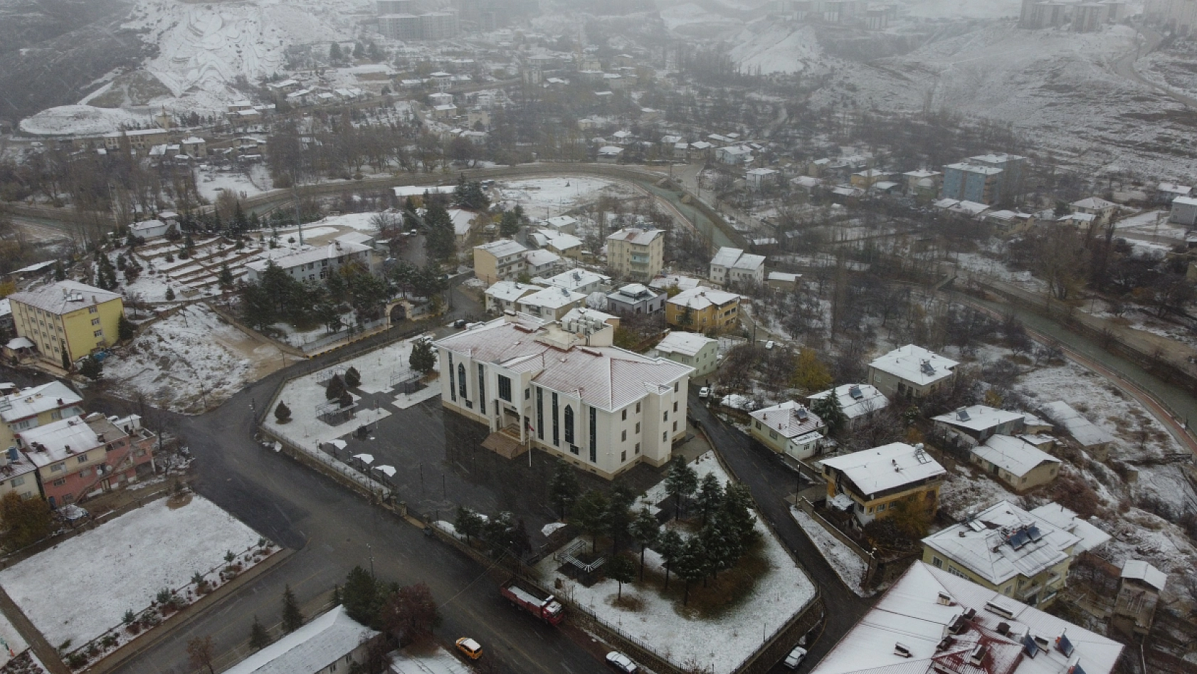 Darende'de Kar Yağışı Başladı, İlçe Beyaza Büründü