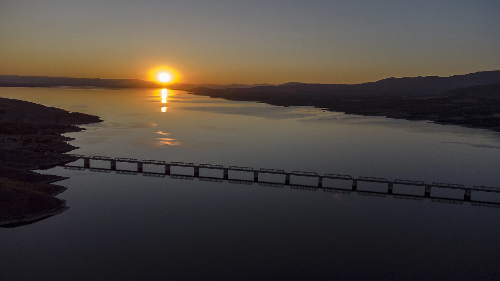 Türkiye'nin en uzun demir yolu köprüsü Fırat üzerinde zamana direniyor!