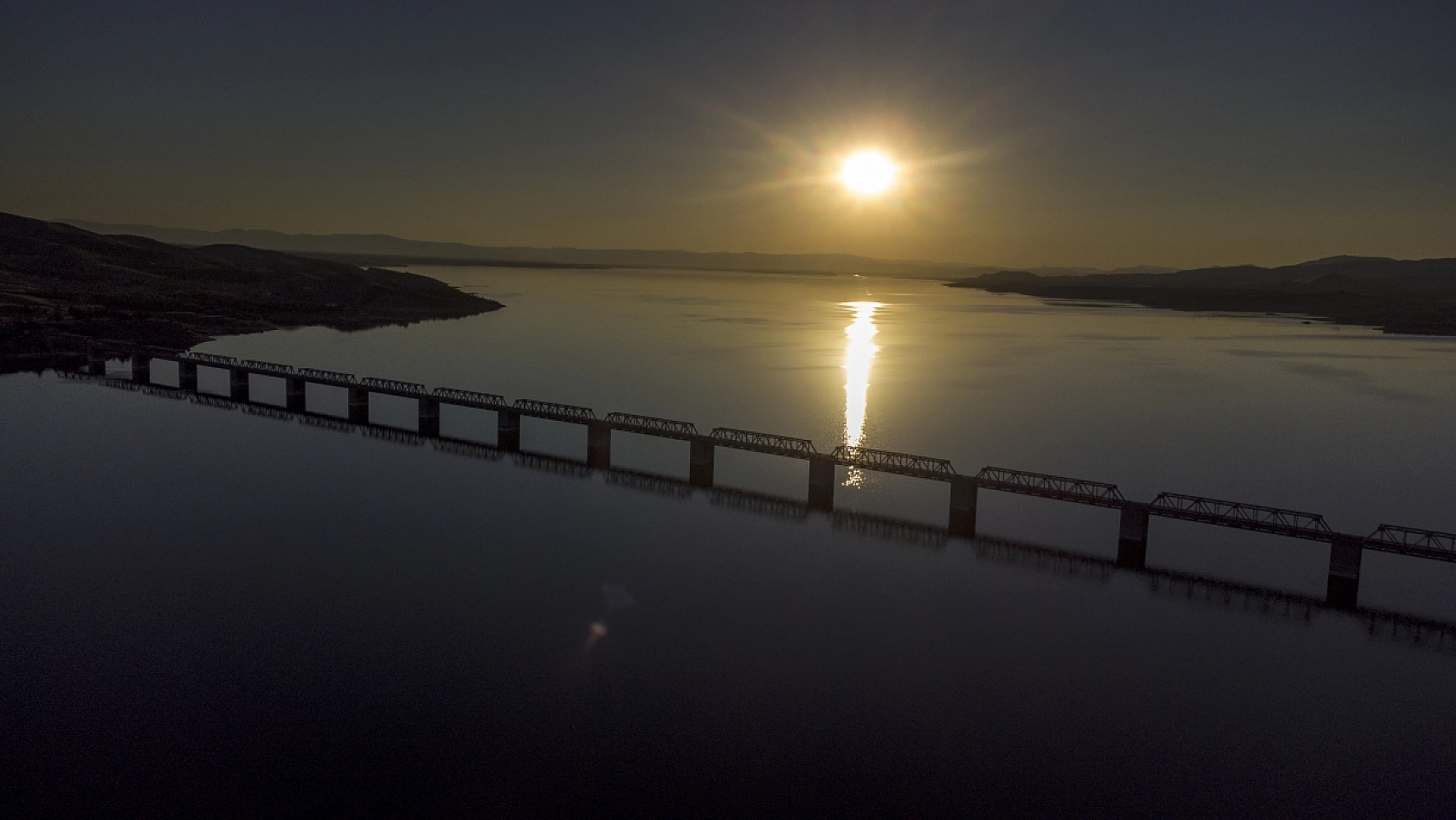 Türkiye'nin en uzun demir yolu köprüsü Fırat üzerinde zamana direniyor!