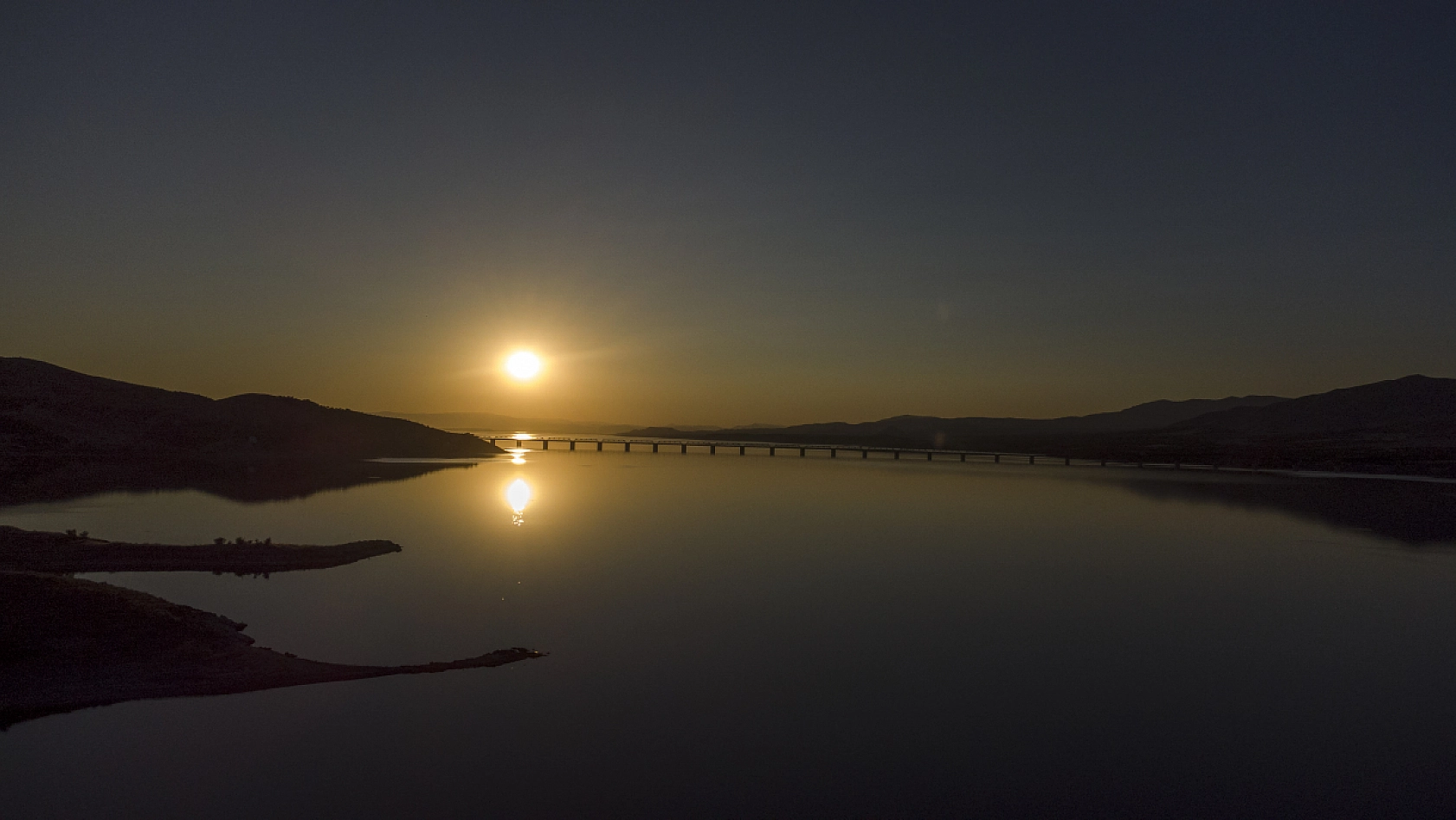 Türkiye'nin en uzun demir yolu köprüsü Fırat üzerinde zamana direniyor!