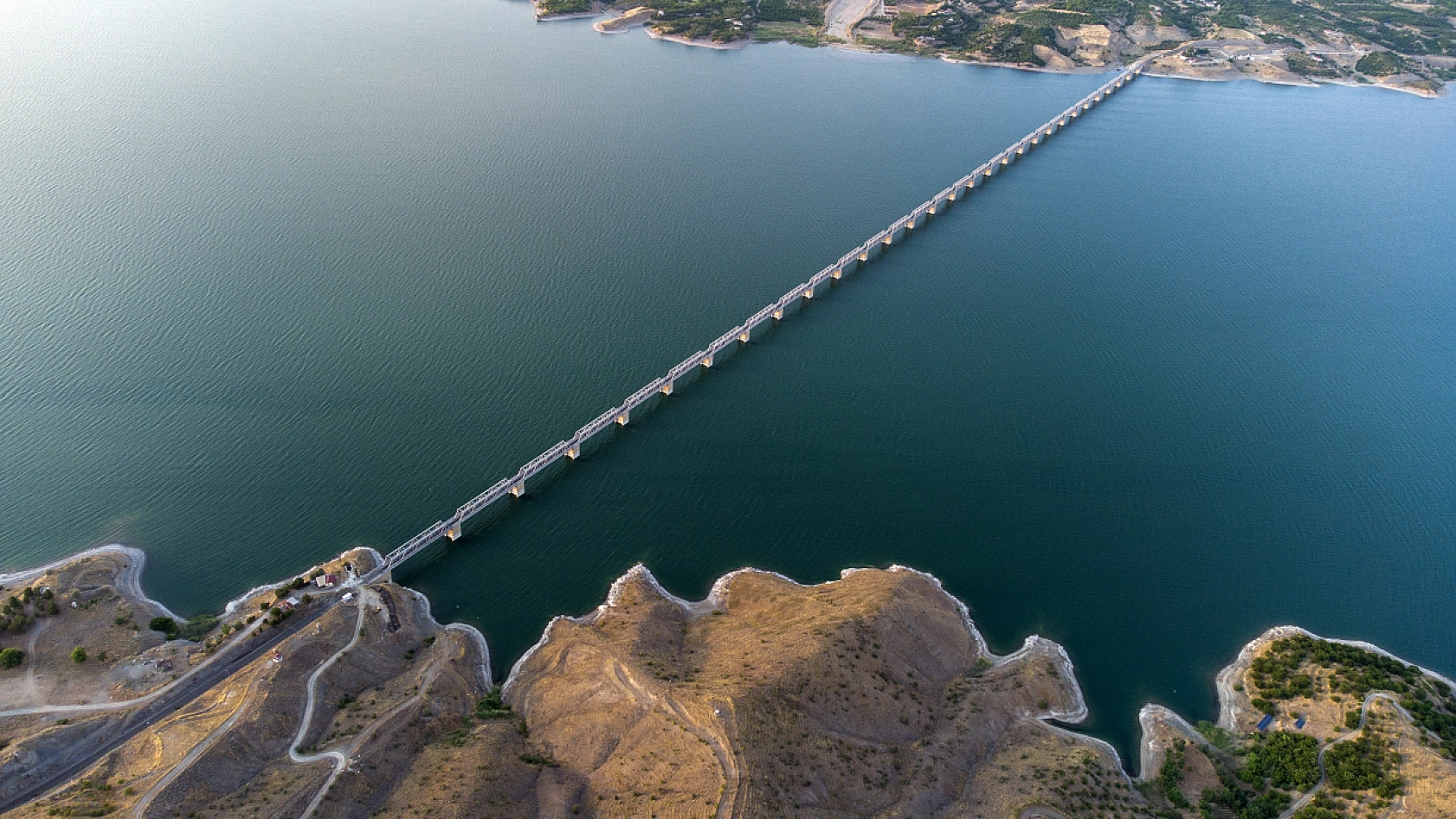 Türkiye'nin en uzun demir yolu köprüsü Fırat üzerinde zamana direniyor!