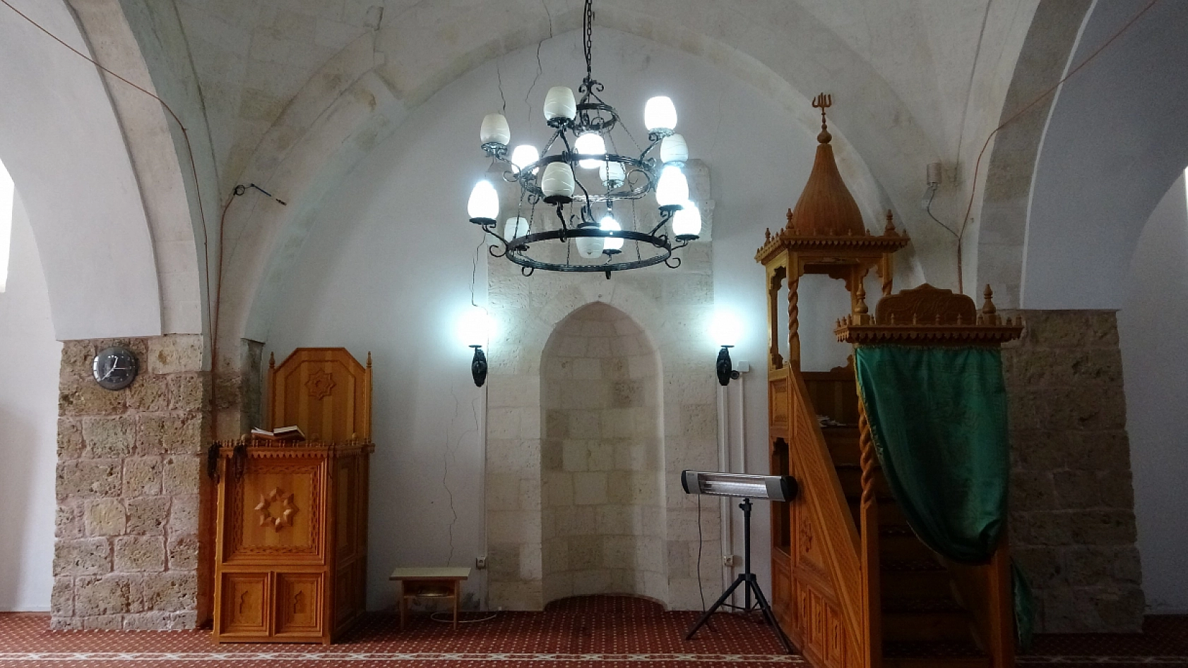 800 yıllık tarihi cami zamana direniyor