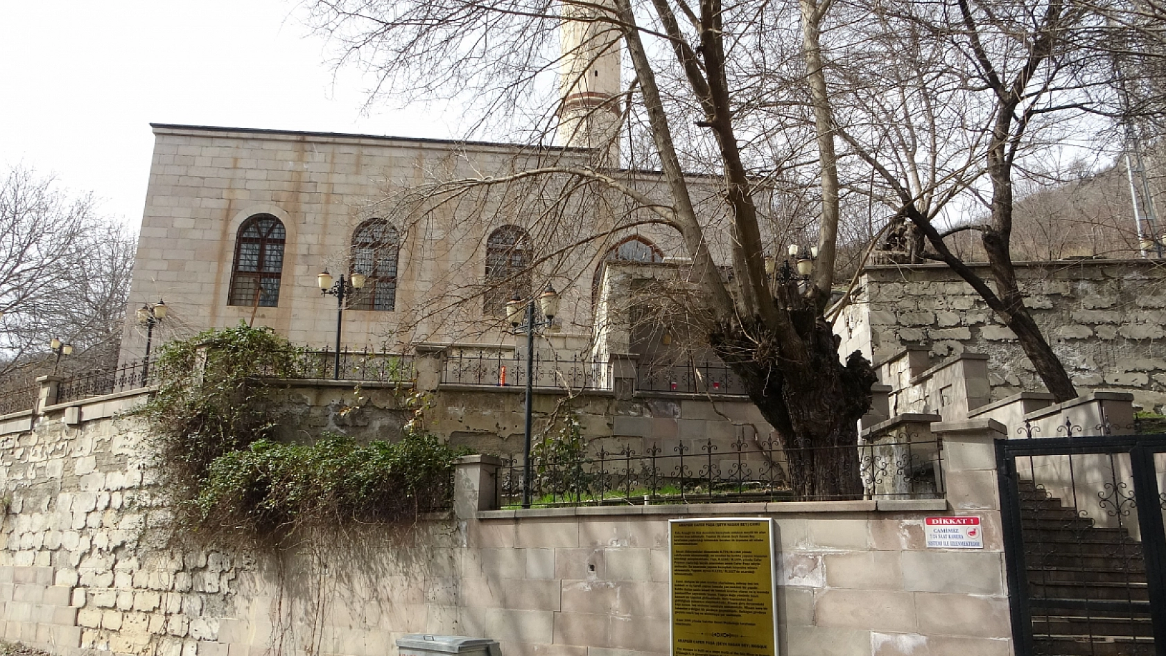 800 yıllık tarihi cami zamana direniyor