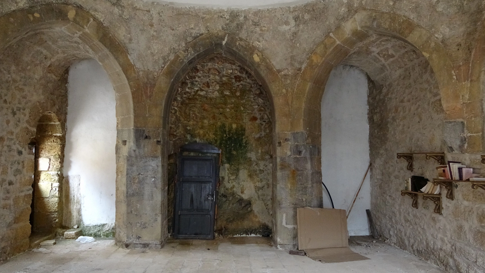 Kütüphane haline getirilmişti! Şimdi ise zamana direniyor...